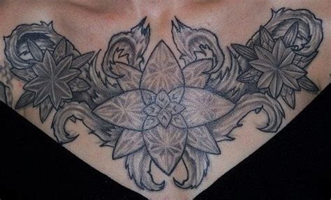 tatuajes centro del pecho|150 Tatuajes inéditos en el pecho para mujeres y。